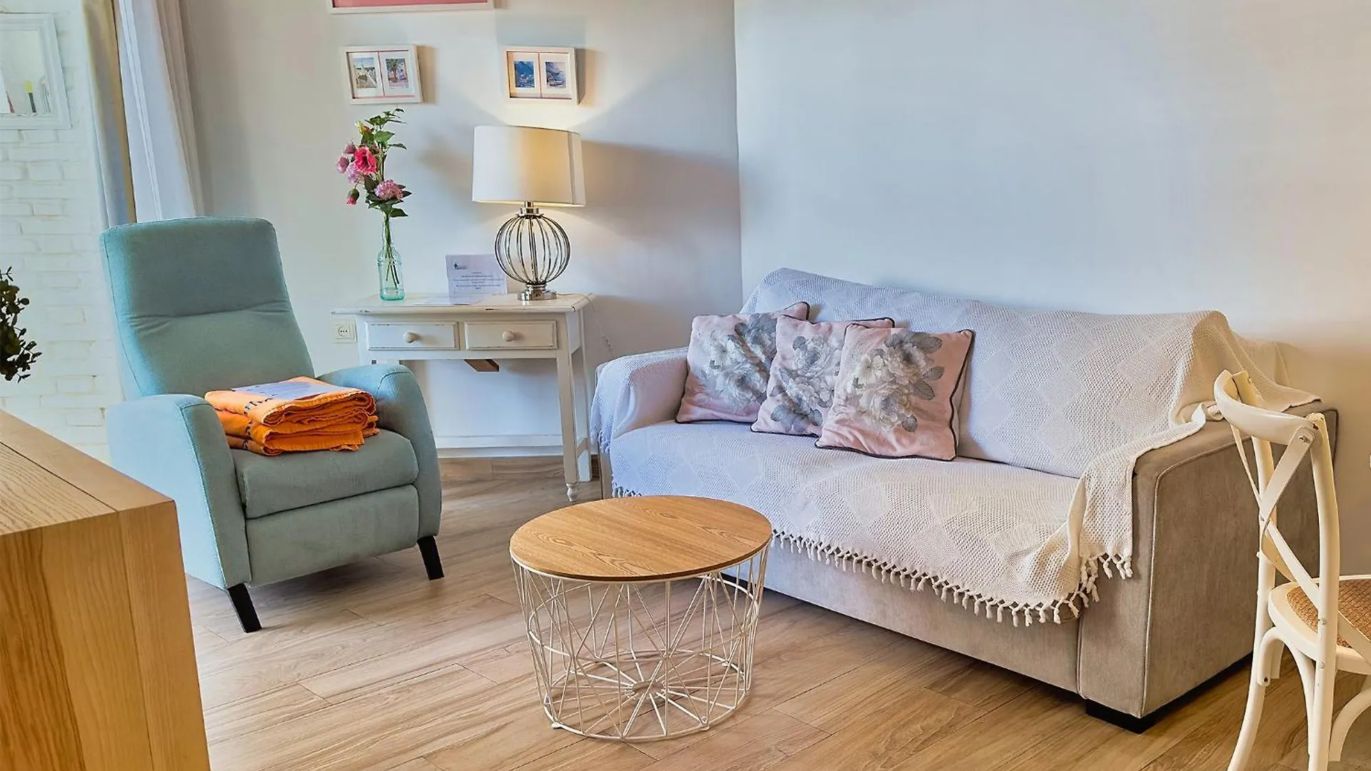 Skol 242 Excellent One Bedroom Apartment With Sea Views contacts